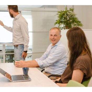 Foto collega die iets uitlegt op het smart board